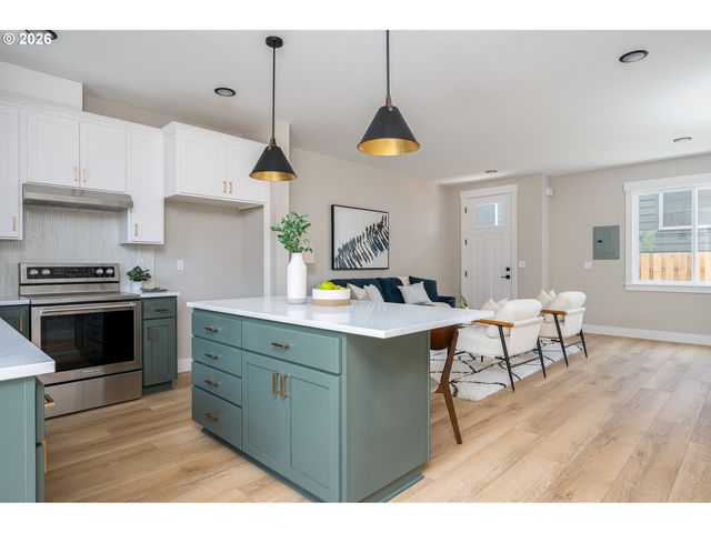 8429 Ne Hassalo St, Portland, OR 97220