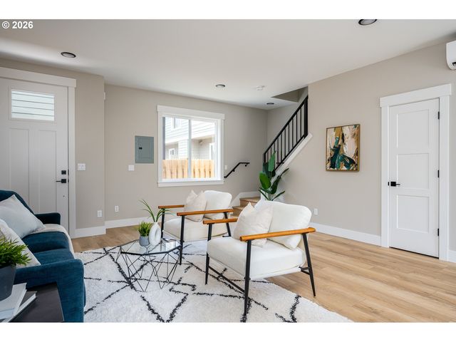 8429 Ne Hassalo St, Portland, OR 97220