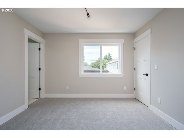 8429 Ne Hassalo St, Portland, OR 97220