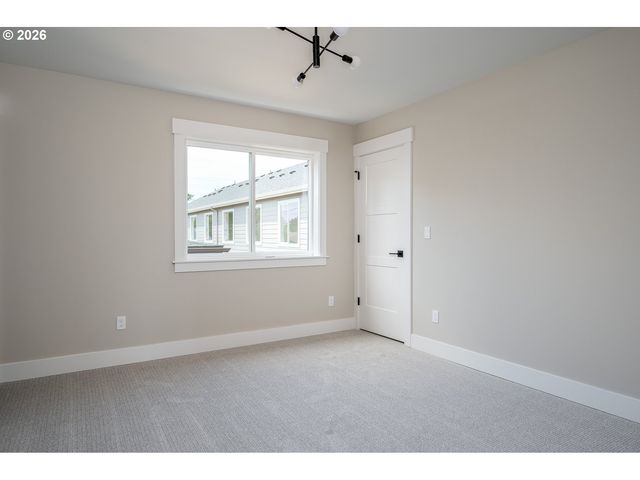 8429 Ne Hassalo St, Portland, OR 97220