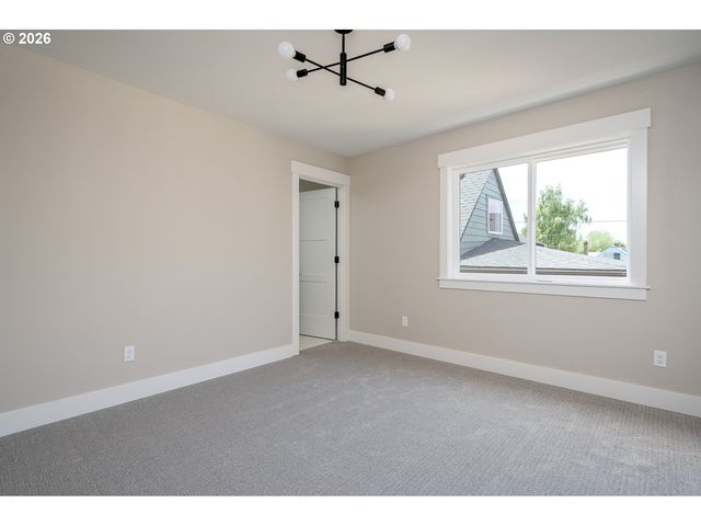 8429 Ne Hassalo St, Portland, OR 97220