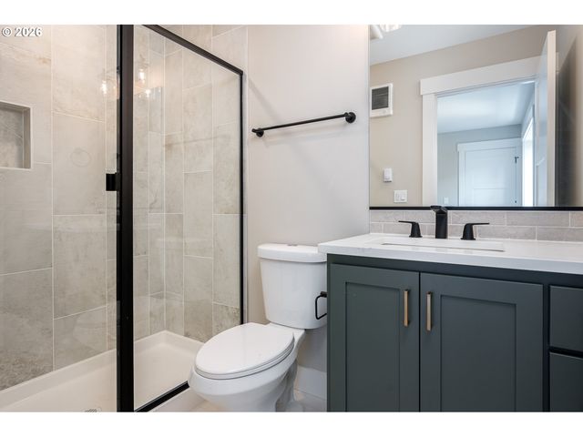 8429 Ne Hassalo St, Portland, OR 97220