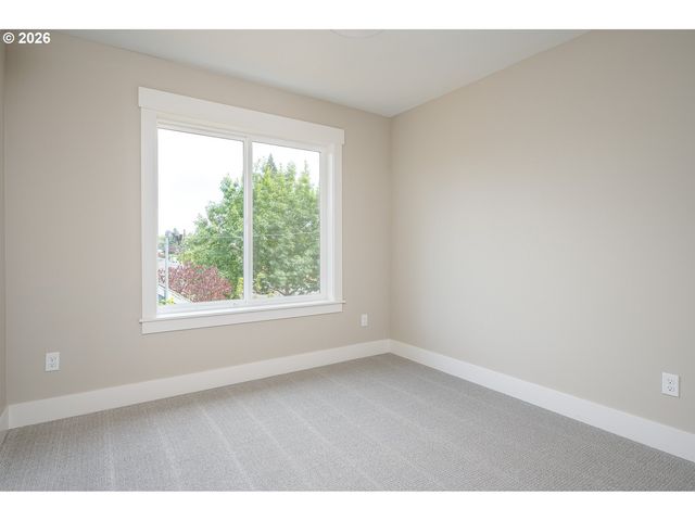 8429 Ne Hassalo St, Portland, OR 97220