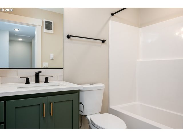 8429 Ne Hassalo St, Portland, OR 97220