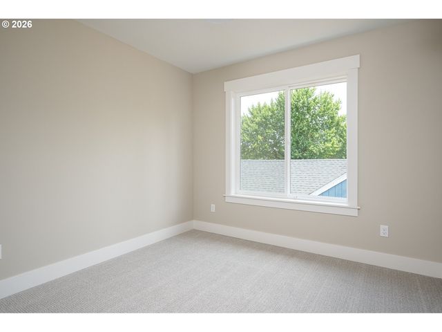8429 Ne Hassalo St, Portland, OR 97220