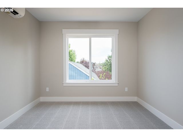 8429 Ne Hassalo St, Portland, OR 97220