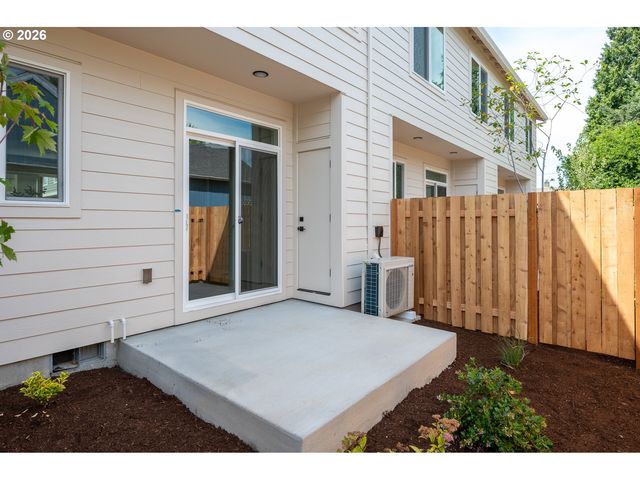 8429 Ne Hassalo St, Portland, OR 97220