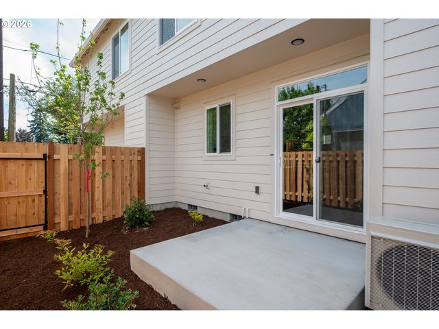 8429 Ne Hassalo St, Portland, OR 97220