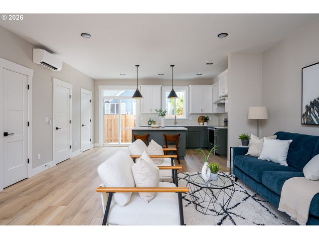 8429 Ne Hassalo St, Portland, OR 97220