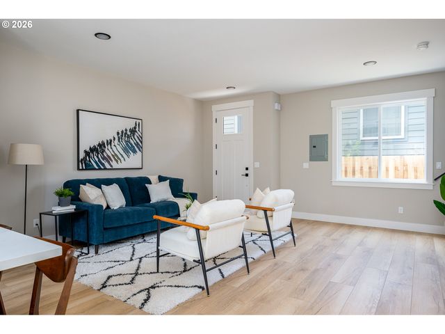 8429 Ne Hassalo St, Portland, OR 97220