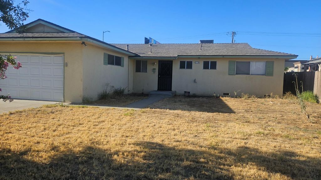 956 W Antonio Drive, Clovis, CA 93612