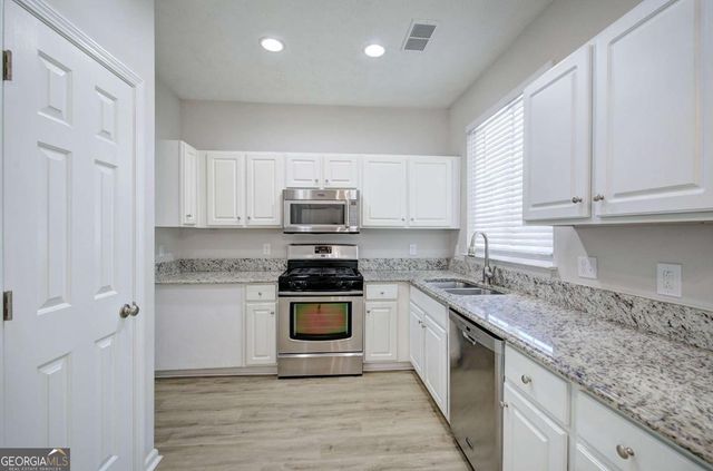 560 Windcroft Circle NW, Acworth, GA 30101