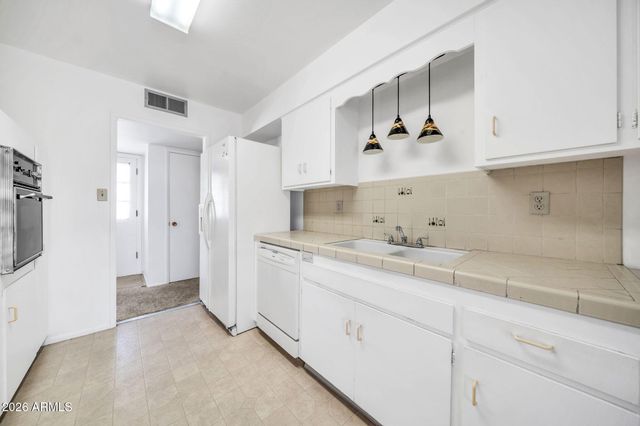 11622 N DESERT HILLS Drive W, Sun City, AZ 85351