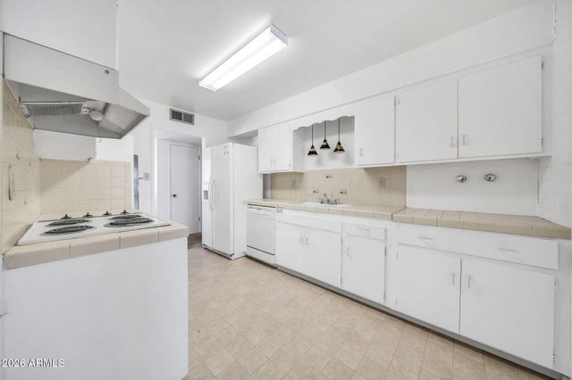 11622 N DESERT HILLS Drive W, Sun City, AZ 85351