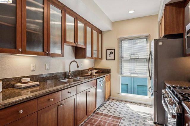 61 Glashaus Loop, Emeryville, CA 94608