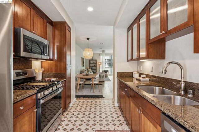 61 Glashaus Loop, Emeryville, CA 94608