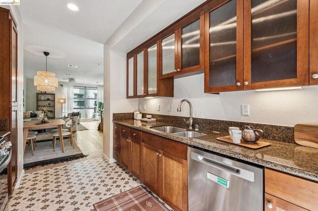 61 Glashaus Loop, Emeryville, CA 94608