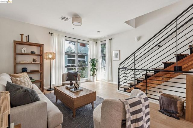 61 Glashaus Loop, Emeryville, CA 94608