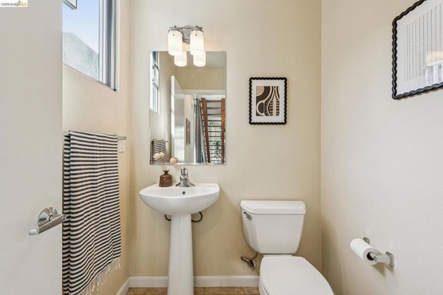 61 Glashaus Loop, Emeryville, CA 94608