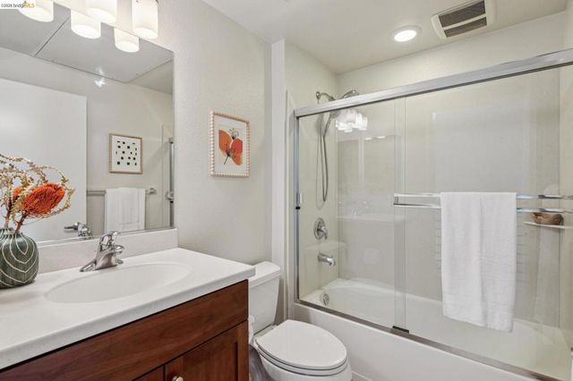 61 Glashaus Loop, Emeryville, CA 94608