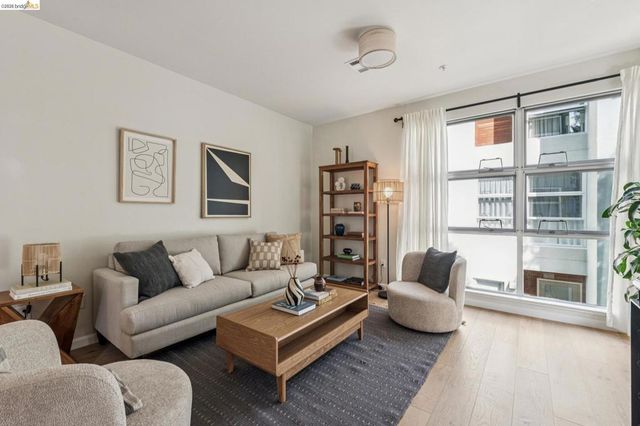 61 Glashaus Loop, Emeryville, CA 94608