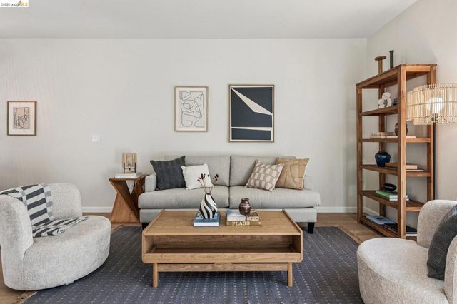 61 Glashaus Loop, Emeryville, CA 94608