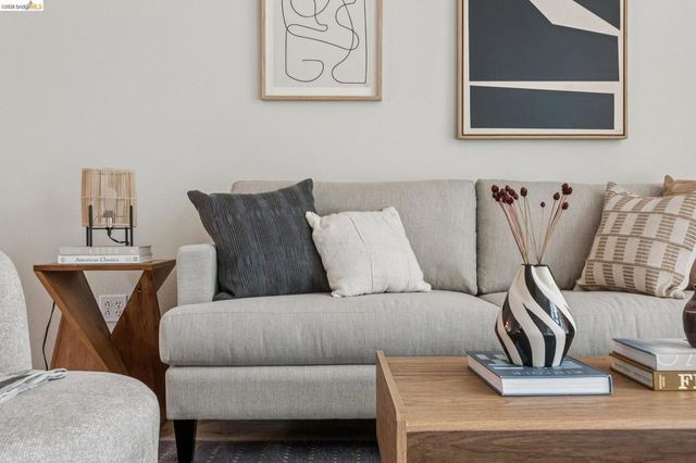 61 Glashaus Loop, Emeryville, CA 94608