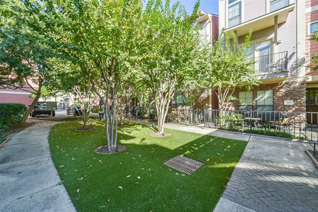 1049 W 22nd Street C, Houston, TX 77008