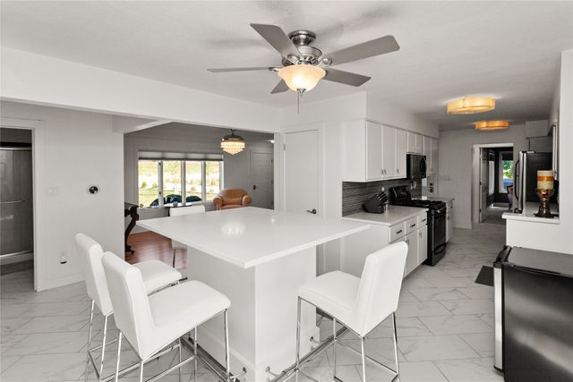 8580 Ashworth Road, West Des Moines, IA 50266