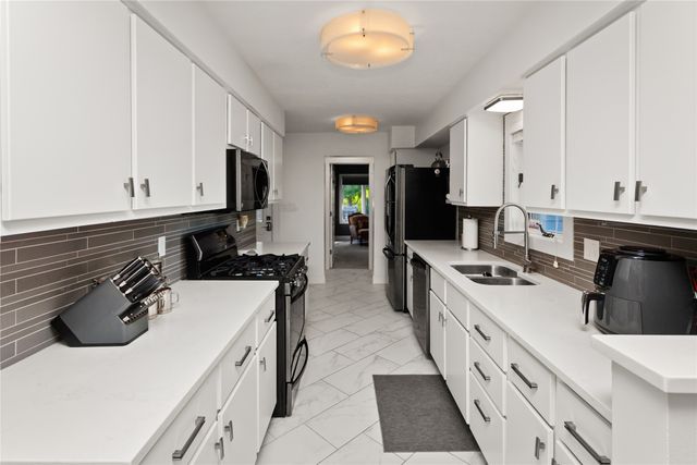 8580 Ashworth Road, West Des Moines, IA 50266