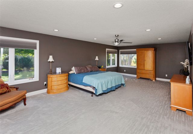 8580 Ashworth Road, West Des Moines, IA 50266