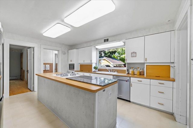W65N780 Washington AVENUE, Cedarburg, WI 53012