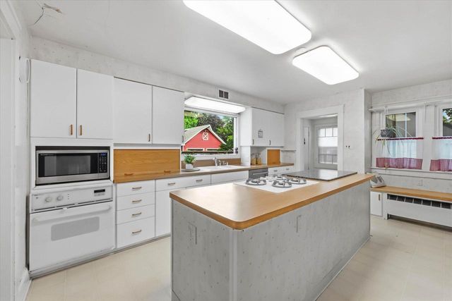 W65N780 Washington AVENUE, Cedarburg, WI 53012