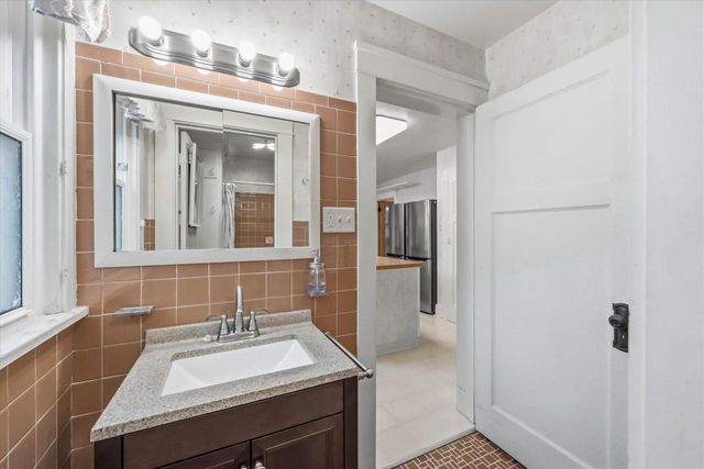 W65N780 Washington AVENUE, Cedarburg, WI 53012