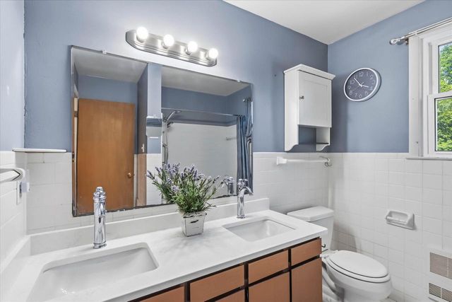W65N780 Washington AVENUE, Cedarburg, WI 53012