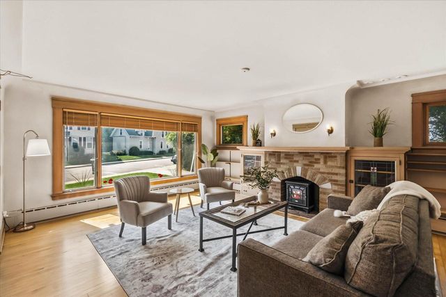 W65N780 Washington AVENUE, Cedarburg, WI 53012