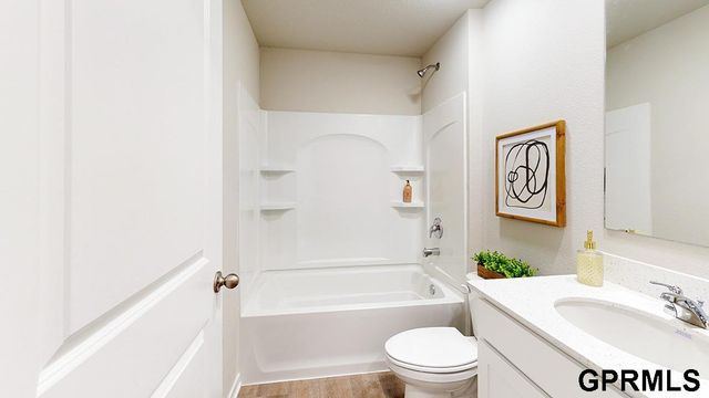 11909 S 114th Avenue, Papillion, NE 68046