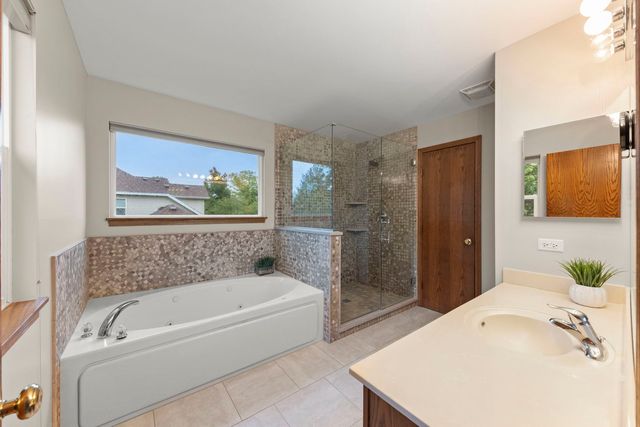 972 Canyon Trail Court, Yorkville, IL 60560