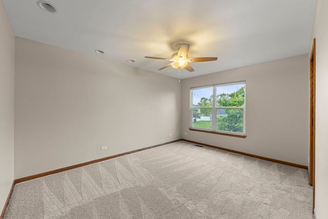 972 Canyon Trail Court, Yorkville, IL 60560