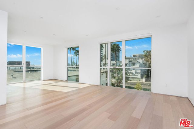 1136 N La Cienega Boulevard 305, West Hollywood, CA 90069