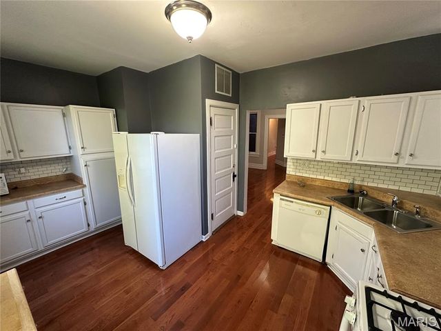 3671 Russell Boulevard, St Louis, MO 63110