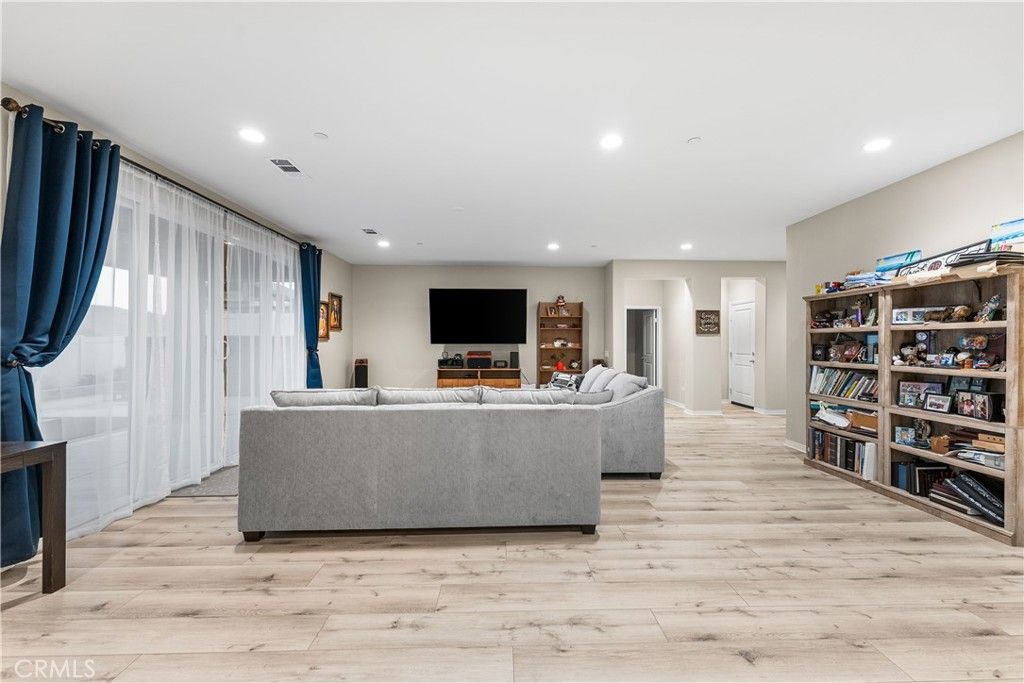 Image 10 of property listing at 41742 Wayladn Court, Lancaster, CA 93536