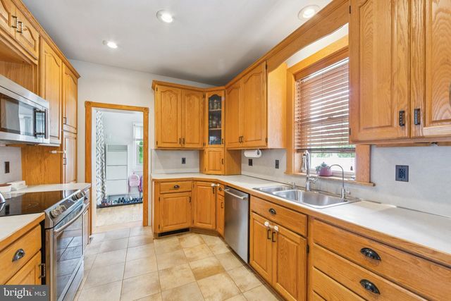 372 2ND AVE, Phoenixville, PA 19460
