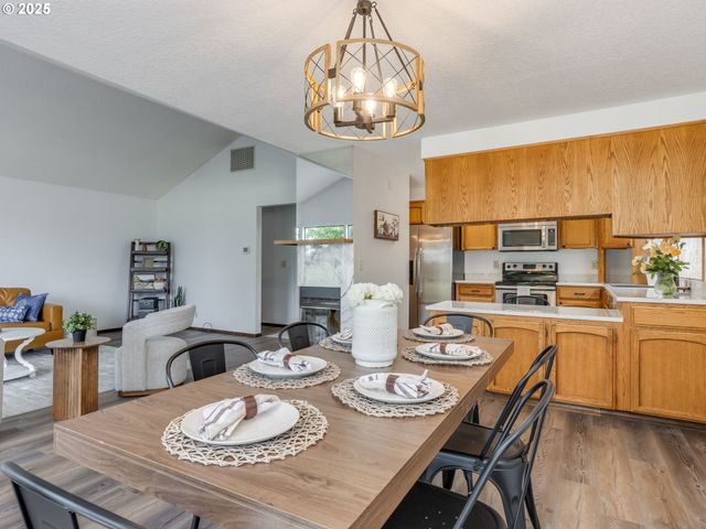 2135 COUNTRY CLUB Ter, Woodburn, OR 97071