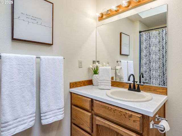 2135 COUNTRY CLUB Ter, Woodburn, OR 97071