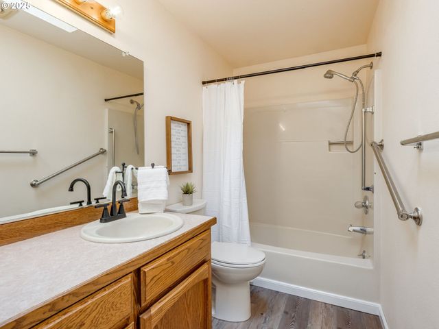 2135 COUNTRY CLUB Ter, Woodburn, OR 97071
