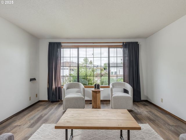 2135 COUNTRY CLUB Ter, Woodburn, OR 97071