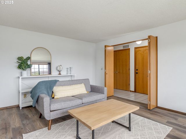 2135 COUNTRY CLUB Ter, Woodburn, OR 97071