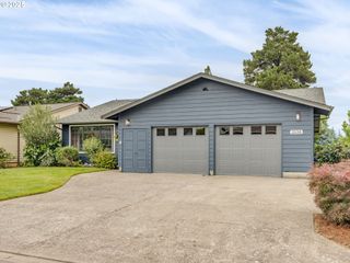 2135 COUNTRY CLUB Ter, Woodburn, OR 97071