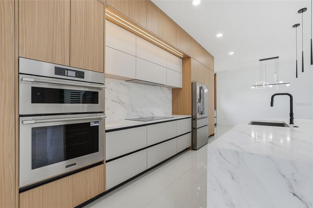 6907 N BOULEVARD, Tampa, FL 33604